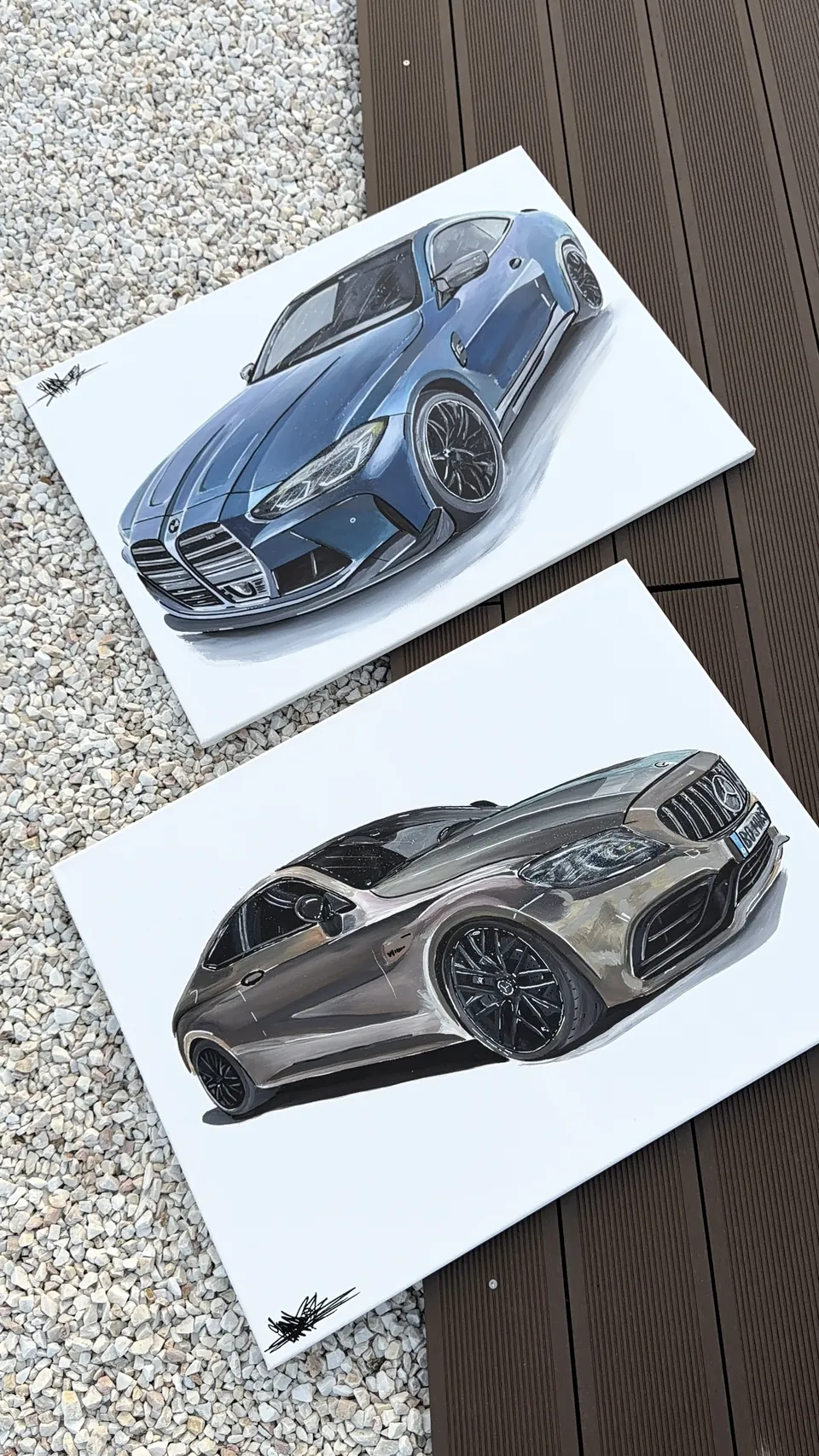 Dva obrazy, modré BMW a šedý Mercedes-AMG, položené na terase