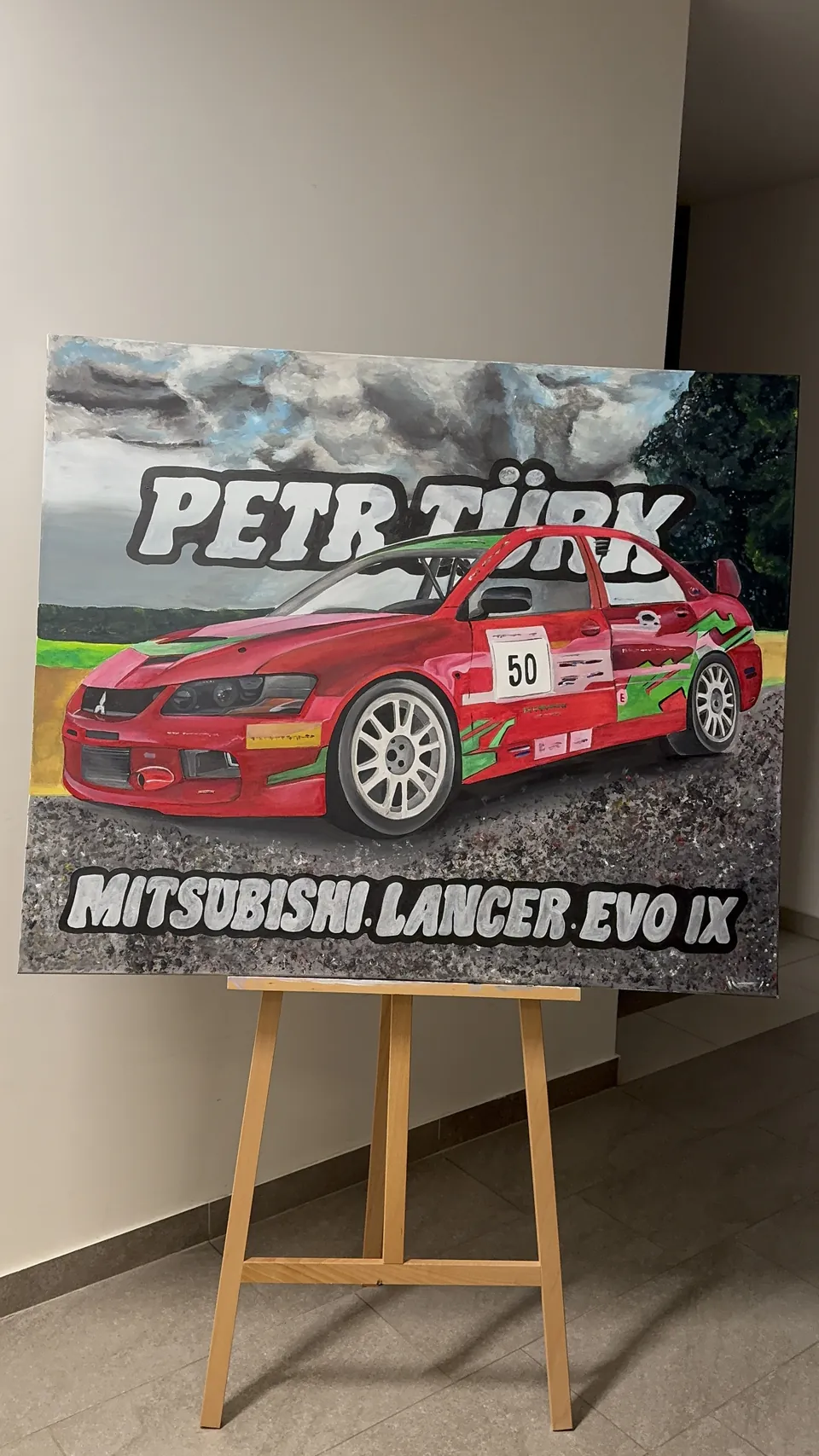 Obraz závodního Mitsubishi Lancer Evo IX na malířském stojanu